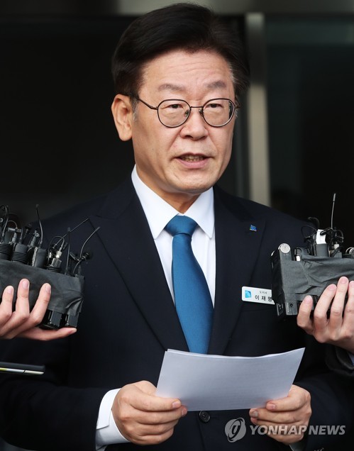(수원=연합뉴스)  이재명 경기도지사가 11일 오후 경기도 수원시 경기도청에서 검찰의 수사결과 발표 관련 입장을 밝히고 있다. 검찰은 이날 공직선거법상 허위사실공표 등 혐의를 받는 이 지사를 기소하고 부인 김 씨는 불기소 처분했다. 2018.12.11