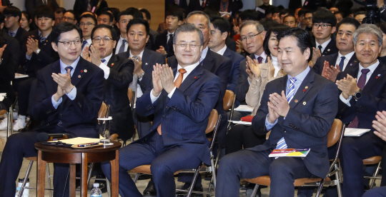 문재인 대통령이 13일 오전 경남 창원시 경남도청에서 열린 중소기업 스마트 제조혁신 전략 보고회에서 박수를 치고 있다. 문 대통령 왼쪽은 김경수 경남지사, 오른쪽은 홍종학 중소벤처기업부 장관.  연합뉴스