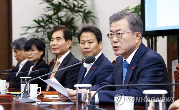 (서울=연합뉴스) 문재인 대통령이 10일 오후 청와대 여민관에서 열린 수석ㆍ보좌관 회의에서 발언하고 있다. 이날 수보회의는 지난 10월 29일 이후 6주 만이다. 2018.12.10