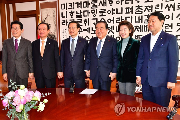 (서울=연합뉴스) 문희상 국회의장이 14일 오전 국회에서 더불어민주당 홍영표, 자유한국당 나경원 원내대표 등 5개 정당 원내대표들과 회동하고 있다. 원탁 왼쪽부터 정의당 윤소하 원내대표, 민주평화당 장병완 원내대표, 더불어민주당 홍영표 원내대표, 문희상 의장, 자유한국당 나경원 원내대표, 바른미래당 김관영 원내대표. 2018.12.14
