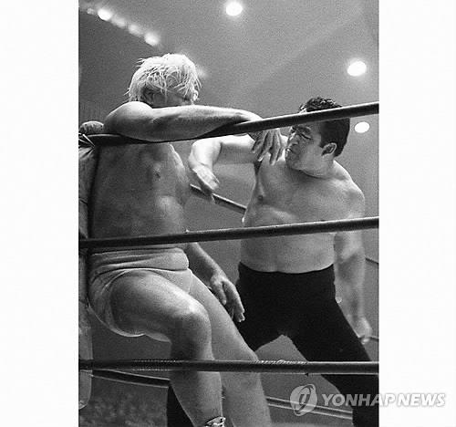 (도쿄 교도=연합뉴스) 1962년 4월 경기에서 미국 출신 프로레슬러 프레드 블래시를 가라테촙(당수치기)으로 공격하는 역도산.