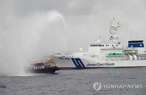 불법조업 北어선에 물대포 쏘는 日순시선[EPA=연합뉴스 자료사진]