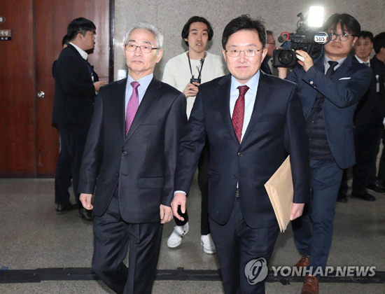 (서울=연합뉴스) 15일 오후 국회에서 열린 자유한국당 비대위회의에 참석하기 위해 자유한국당 김용태 조직강화특별위원회 위원장(오른쪽)과 이진곤 조강특위 외부위원이 회의장으로 이동하고 있다. 2018.12.15
