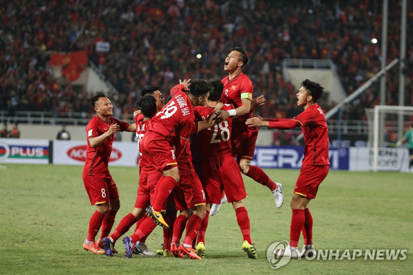 득점을 기뻐하는 베트남 대표팀 선수들(EPA=연합뉴스)