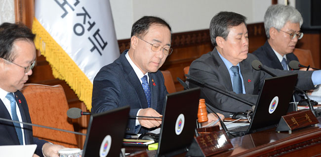 홍남기(왼쪽 두번 째) 부총리 겸 기획재정부 장관이 19일 서울 종로구 정부서울청사에서 열린 국무회의에서 개회 선언을 하고 있다.  김선규 기자 ufokim@