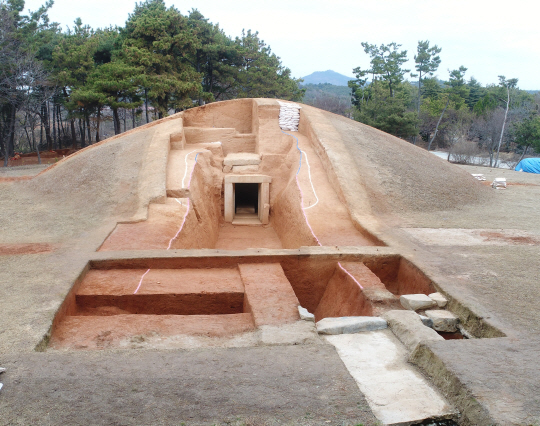 전북 익산 쌍릉의 대왕릉 조사 현장. 가운데 시신이 안치됐던 석실 입구가 보이며 입구 앞의 지상으로 노출된 긴 통로가 묘도다.   문화재청 제공