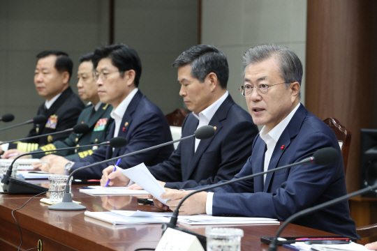 문재인 대통령이 20일 오전 서울 용산구 국방부에서 진행된 2019년 업무보고에 앞서 발언을 하고 있다. 연합뉴스