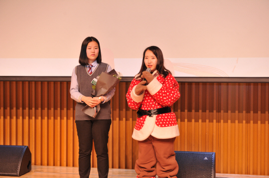 산타 복장을 한 류지혜(오른쪽) 교사가 자신을 무척 따르던 박소연 양과의 추억을 얘기하고 있다.  초록우산어린이재단 제공