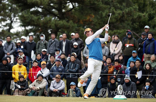 (서울=연합뉴스) 2일 일본 도쿄 요미우리컨트리클럽에서 열린 ‘제55회 JT컵’ 파이널 라운드 4번홀에서 최호성이 드라이버 티샷을 하고 있다. 2018.12.2 [KPGA 제공]