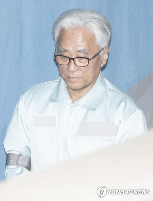 (서울=연합뉴스) 극단 단원들을 상습 성추행한 혐의(유사강간치상)로 구속기소된 연극연출가 이윤택 전 연희단거리패 예술감독이 서초구 서울고법에서 열리는 2심 1회 공판에 출석하기 위해 호송차에서 내려 법정으로 향하고 있다. 2018.12.4