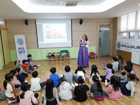 강서 영어도서관이 지난달 29일 서울 강서구 등촌동 등명초교 병설유치원에서 ‘찾아가는 글로벌 문화수업’을 진행하는 모습.  강서구청 제공