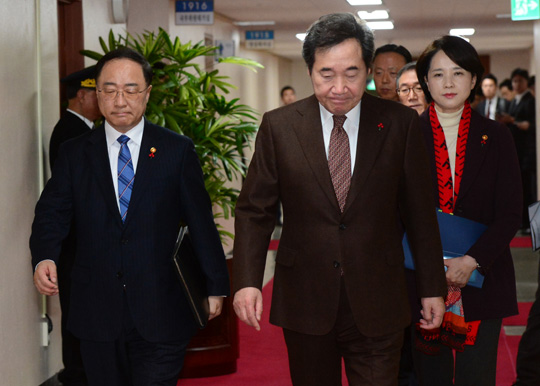 이낙연(가운데) 국무총리와 홍남기(왼쪽) 부총리 겸 기획재정부 장관, 유은혜(오른쪽) 부총리 겸 교육부 장관이 24일 오전 정부서울청사에서 열린 국무회의에 참석하기 위해 회의실로 들어가고 있다.