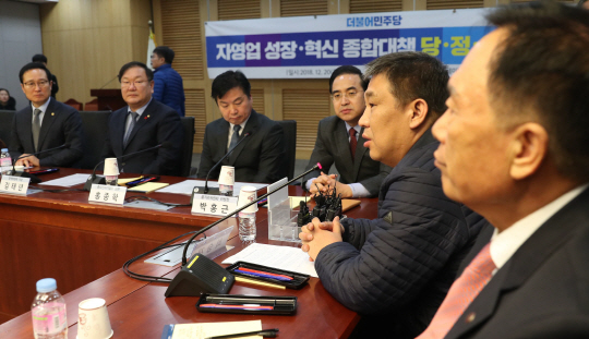 최승재(오른쪽 두 번째) 소상공인연합회 회장이 20일 오전 서울 영등포구 국회 의원회관에서 열린 더불어민주당과 자영업 성장·혁신 종합대책 당·정·업계회의에서 발언하고 있다. 연합뉴스