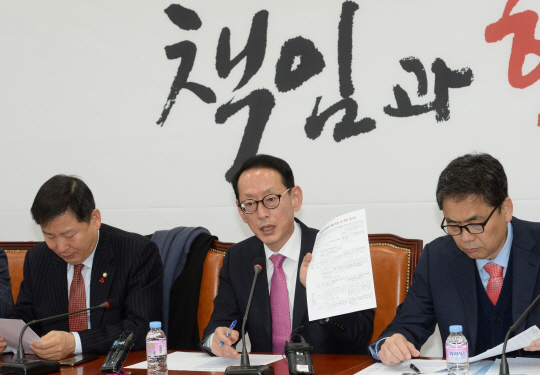 24일 오전 국회에서 열린 자유한국당 ‘청와대 특별감찰반 정권실세 사찰 보고 묵살 및 불법사찰 의혹 진상조사단’ 회의에서 김도읍(가운데) 단장이 자료를 들고 청와대 해명을 반박하고 있다.