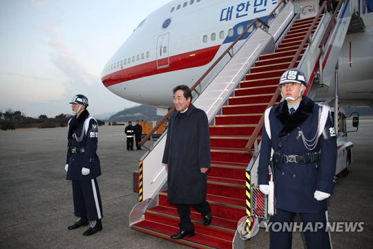 (성남=연합뉴스) 알제리·튀니지·모로코 공식방문을 마친 이낙연 국무총리가 23일 오전 성남 서울공항에서 대통령 전용기로 귀국하고 있다. 2018.12.23