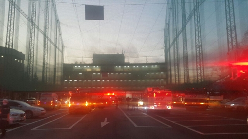 불이 난 골프연습장 건물에 소방차가 출동해 있다.[부산경찰청 제공]