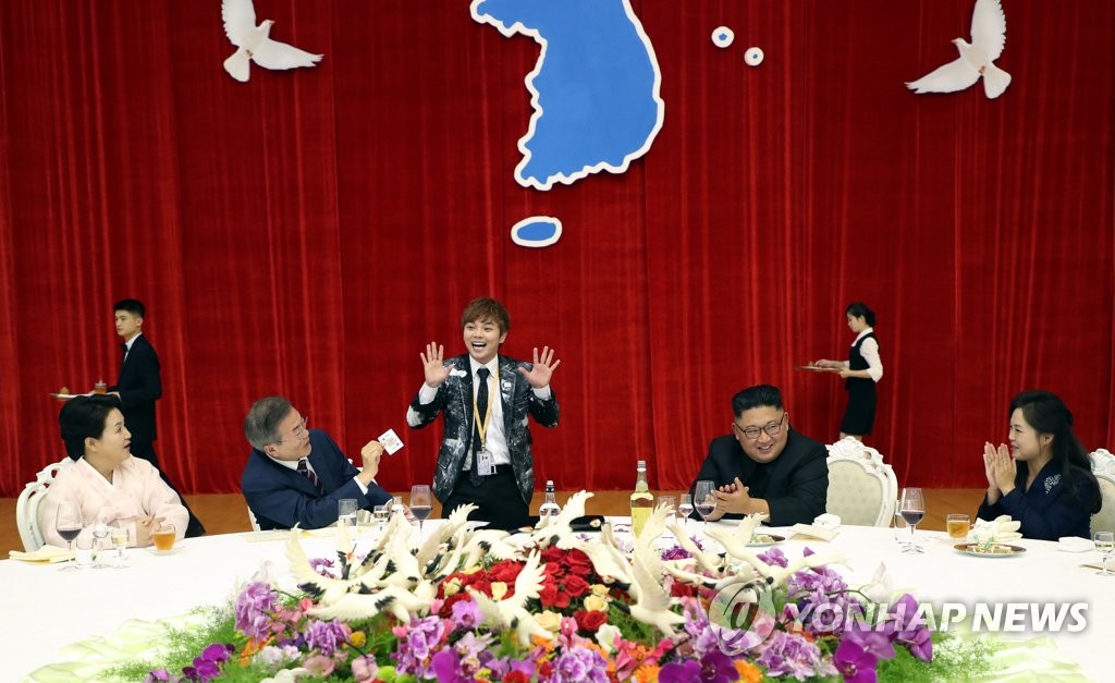 사진은 지난 9월 평양 목란관에서 열린 만찬에서 최현우 마술사가 마술공연을 하는 모습. 청와대는 “최현우 마술사는 문재인 대통령과 김정은 국무위원장이 ‘이심전심’ 통한다는 텔레파시 마술을 선보였습니다. 북에서는 ‘교감 요술’이라고 한답니다. 서로 내심 떠올린 카드를 맞추고, 루빅스 큐브도 딱 맞췄습니다. 모든 카드가 한반도기로 변하는 마술도요.”라고 설명했다. [청와대 제공]