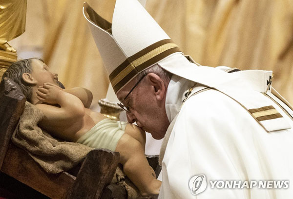 어린 예수상에 입맞추는 프란치스코 교황[EPA=연합뉴스]