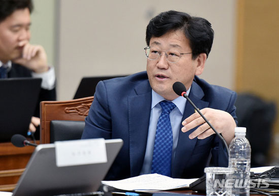 【안동=뉴시스】더불어민주당 김정호 의원이 16일 오전 경북 안동시 풍천면 경상북도청에서 열린 2018년 국회 국토교통위원회 국정감사에서 질의를 하고 있다. 2018.10.16.