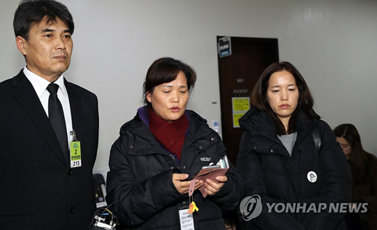 (서울=연합뉴스) 산업안전보건법을 논의하는 환경노동위원회 고용노동소위가 열린 26일 회의실 앞에서 고 김용균 씨 유가족이 입장발표를 하고 있다.
