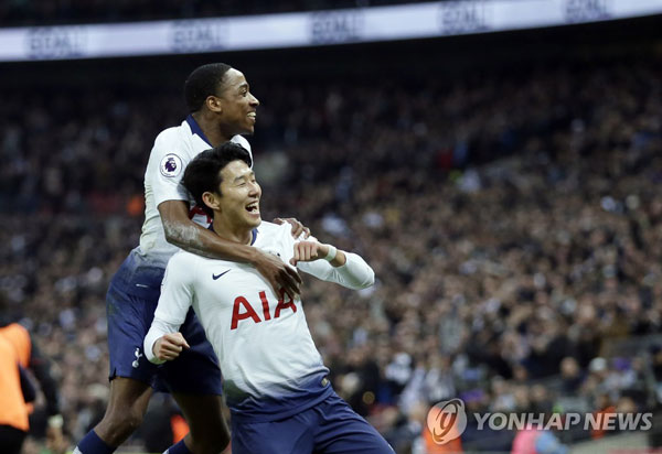 토트넘 손흥민(오른쪽)이 27일(한국시간) 영국 런던 웸블리 스타디움에서 열린 2018-2019 잉글랜드 프로축구 프리미어리그 본머스와의 홈경기에서 골을 넣은 뒤 기뻐하고 있다. [AP=연합뉴스]