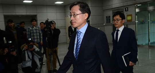 정병하(앞쪽) 대검 감찰본부장이 27일 오전 서울 서초동 대검찰청에서 김태우 수사관 등 전 청와대 특감반원들에 대한 감찰 결과를 발표하기 위해 기자실로 들어가고 있다.  신창섭 기자 bluesky@