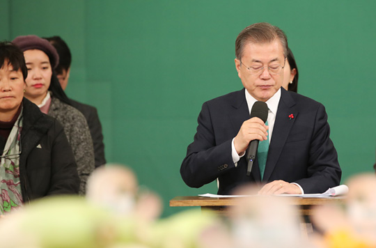 문재인 대통령이 27일 오전 청와대 영빈관에서 ‘밥상이 힘이다’를 주제로 열린 농업인 초청 간담회에서 발언하고 있다.  연합뉴스