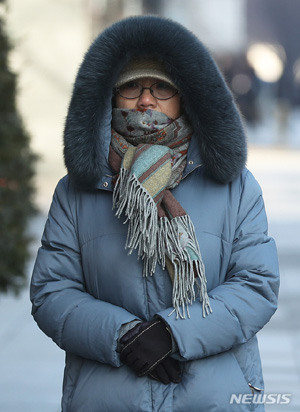 【서울=뉴시스】최저 기온 -4도를 기록한 26일 오전 서울 종로구 광화문네거리에서 시민이 두꺼운 옷으로 중무장을 하고 있다.
