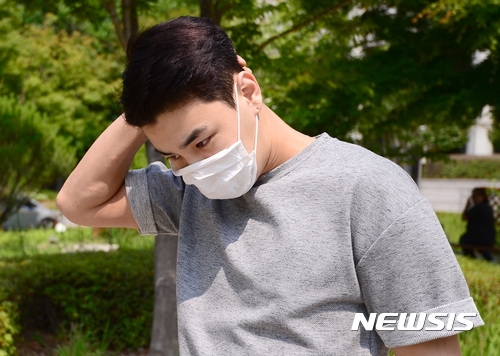 【서울=뉴시스】배우 차주혁(본명 박주혁)가 지난해 6월15일 오전 서울 서초구 서울중앙지방법원에서 열린 마약류 관리에 관한 법률과 교통사고 처리 특례법 위반 선고 공판을 마친 후 법원을 나서고 있다. 2017.06.15.