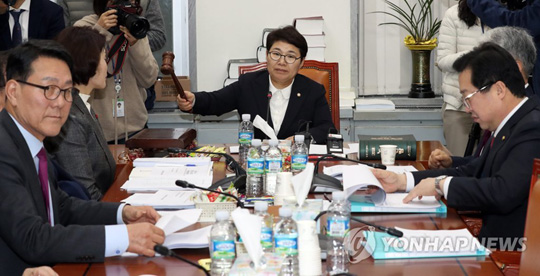 (서울=연합뉴스) 산업 현장의 안전규제를 대폭 강화하는 내용을 담은 산업안전보건법 개정안, 일명 ‘김용균법’이 27일 오후 국회 환경노동위 고용노동소위를 통과했다. 27일 오후 열린 고용노동소위에서 임이자 위원장이 의사봉을 두드리고 있다.