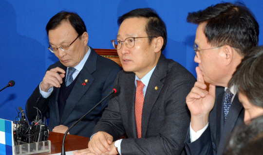 홍영표(가운데) 더불어민주당 원내대표가 28일 오전 국회에서 열린 최고위원회의에서 모두발언을 하고 있다. 왼쪽부터 이해찬 대표, 홍 원내대표, 박광온 최고위원.