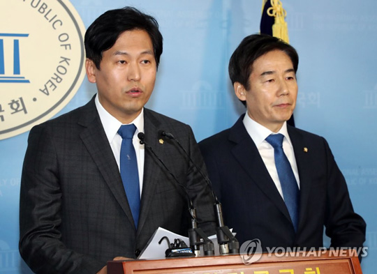 (서울=연합뉴스) 무소속 이용호(오른쪽), 손금주 의원이 28일 국회 정론관에서 기자회견을 열고 더불어민주당 입당과 관련한 입장을 밝히고 있다.
