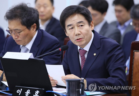 (세종=연합뉴스) 이용호 의원이 10일 세종시 정부세종청사 국토교통부에서 열린 국회 국토교통위원회 국정감사에서 질의하고 있다. 2018.10.10