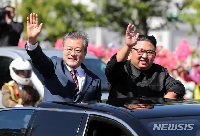 【평양=뉴시스】평양사진공동취재단 박진희 기자 = 문재인 대통령과 김정은 국무위원장이 9월 18일 무개차를 타고 평양시내를 퍼레이드 하며 시민들의 환영에 답하고 있다. 2018.12.26