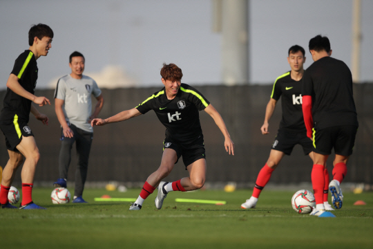 축구대표팀 공격수 황의조(가운데·감바 오사카)가 30일 밤(한국시간) 아랍에미리트 아부다비의 셰이크자예드크리켓스타디움에서 열린 훈련 도중 공을 빼앗기 위해 방향을 전환하고 있다.  대한축구협회 제공