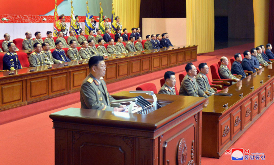 김정은 북한 국무위원장의 군 최고사령관 추대(12월 30일) 7주년을 하루 앞둔 지난 29일 평양 4·25문화회관에서 중앙보고대회가 열렸다고 조선중앙통신이 30일 보도했다. 연합뉴스