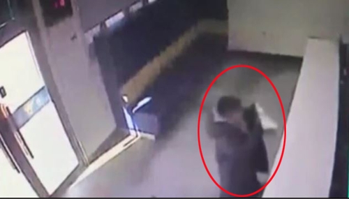 파출소 찾아온 유창복 어린이[부산경찰청 제공]