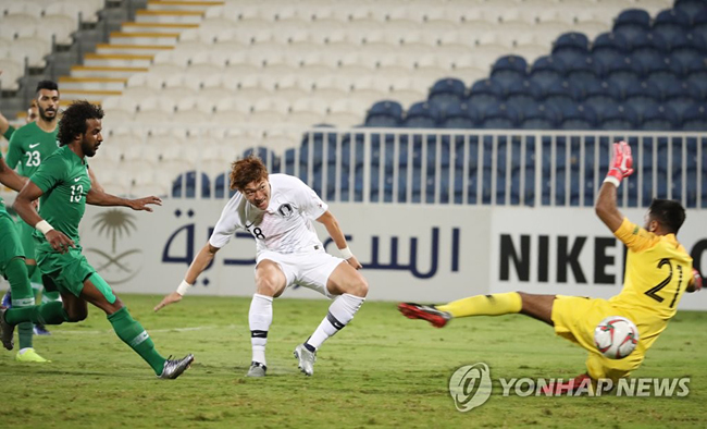 (아부다비=연합뉴스) 31일 오후(현지시간) 아랍에미리트 아부다비 바니야스 스타디움에서 열린 대한민국과 사우디아라비아와의 평가전에서 황의조가 슛을 하고 있다.