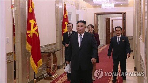 (서울=연합뉴스) 김정은 북한 국무위원장이 1일 오전 여동생인 김여정 당 선전선동부 제1부부장, 조용원 당 조직지도부 부부장(왼쪽), 김창선 국무위원회 부장(오른쪽)과 함께 노동당 청사에 마련된 신년사 발표장으로 들어가고 있다.