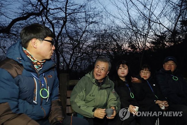 (서울=연합뉴스) 문재인 대통령이 새해 첫 날인 1일 ‘2018년을 빛낸 의인’ 박재홍·유동운·박종훈·안상균 씨와 민세은·황현희 양 등과 함께 남산으로 신년맞이 해맞이 산행을 하다 잠시 얘기를 나누고 있다. [청와대 제공]