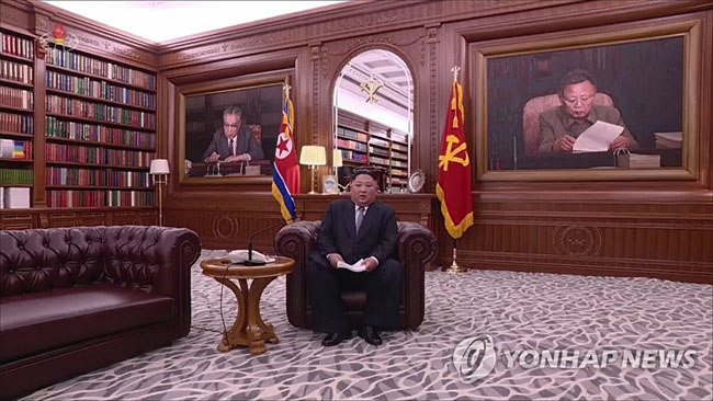 이례적으로 소파에 앉아 신년사 발표하는 김정은 국무위원장(연합뉴스 자료사진)
