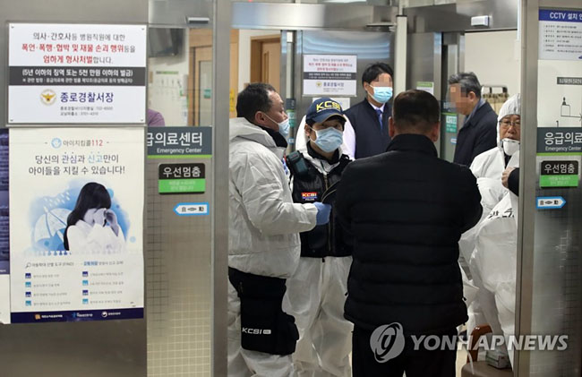 (서울=연합뉴스) 진료 상담을 받던 환자가 의사에게 흉기를 휘둘러 숨지게 한 서울의 한 대형병원에서 31일 경찰 과학수사대 대원들이 현장으로 들어가고 있다.