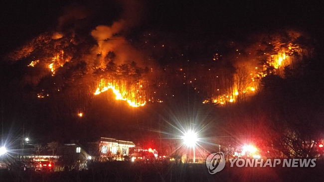 (양양=연합뉴스) 1일 오후 4시 12분께 강원 양양군 서면 송천리 한 야산에서 불이 나 불길이 번지고 있다. 해가 지면서 헬기 진화가 어려워짐에 따라 산림 당국은 산불 확산 저지선을 구축해 밤샘 진화작업을 벌일 예정이다. 2019.1.1