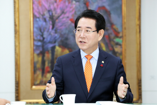 김영록 전남지사는 지난해 12월 27일 전남 무안군 삼향읍 전남도청 내 자신의 집무실에서 가진 문화일보와의 인터뷰에서 “한반도 H축을 떠받치는 ‘남해안 신성장 관광벨트’를 구축해 새로운 국가 중심축이 되도록 하겠다”고 강조하고, 이를 정부가 국가사업으로 추진해줄 것을 희망했다. 전남도청 제공