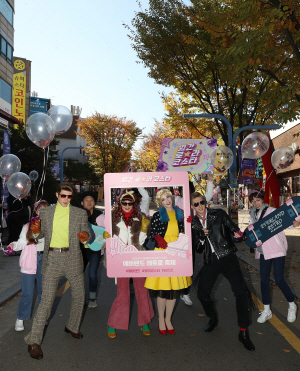 외식업계에는 올해 새로운 복고를 의미하는 ‘뉴트로’ 추세가 더욱 확산될 전망이다. 에버랜드 연기자들이 지난해 서울 마포구 홍대거리에서 뉴트로 콘셉트의 어트랙션 축제인 ‘월간로라코스타 축제’를 홍보하고 있다.  연합뉴스