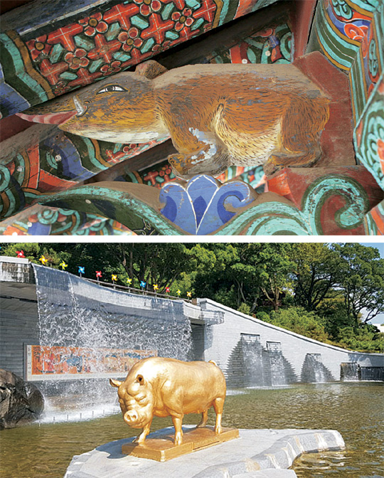 경북 경주시 불국사 극락전 처마 밑에 있는 ‘복돼지’(위)와 경남 창원시 마산합포구 돝섬에 설치된 ‘황금돼지상’(아래).  경주시·창원시청 제공