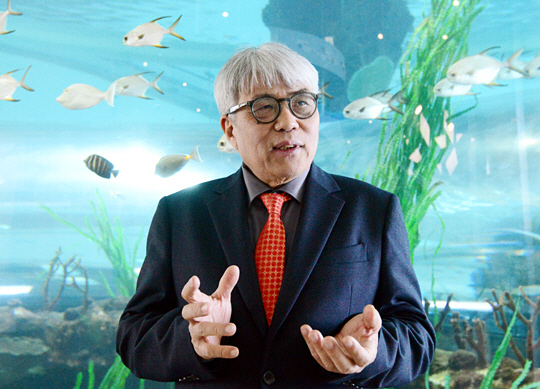 주강현 국립해양박물관장이 지난해 12월 27일 부산 영도구 동삼동 해양박물관 3층 대형 수족관 앞에서 해양문화 육성에 대해 다양한 계획을 설명하고 있다.   김선규 기자  ufokim@