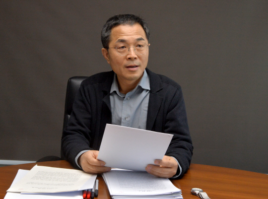 문학평론가인 서영채 서울대 교수가 2019 문화일보 신춘문예 평론 응모작을 심사하고 있다. 김낙중 기자 sanjoong@