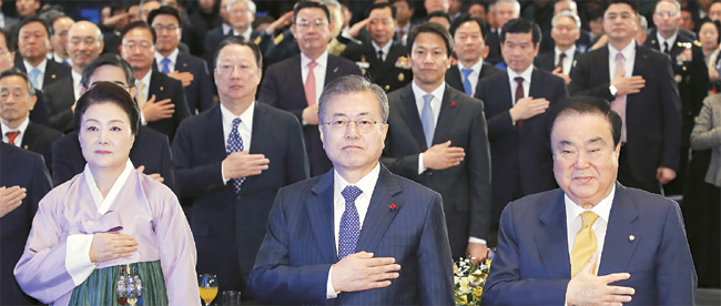 문재인 대통령이 2일 오전 5부 요인과 재계 총수 등이 참석한 가운데 서울 여의도 중소기업중앙회 그랜드홀에서 열린 2019 기해년 신년회에 참석해 국기에 대한 경례를 하고 있다. 앞줄 왼쪽부터 김정숙 여사, 문 대통령, 문희상 국회의장. 연합뉴스