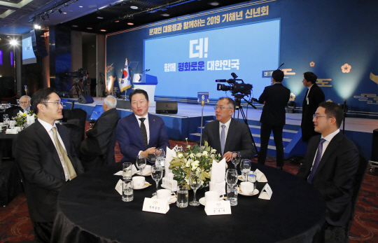 2일 오전 서울 여의도 중소기업중앙회 그랜드홀에서 열린 2019 기해년 신년회에서 4대 기업 총수들이 대화를 나누고 있다. 왼쪽부터 이재용 삼성전자 부회장, 최태원 SK그룹 회장, 정의선 현대자동차그룹 수석부회장, 구광모 LG그룹 회장. 연합뉴스